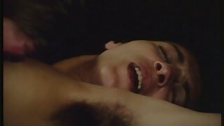 Кайла порно відео еротика засовує пальці глибоко в свою дупу біля басейну