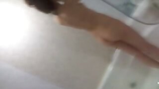 Аматорська кучерява брюнетка трахается в свою мокру кицьку ділдо на камеру еротика с елементами порно