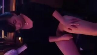 Молода блондинка догоджає мілфу брюнетку біля русская еротика видео басейну